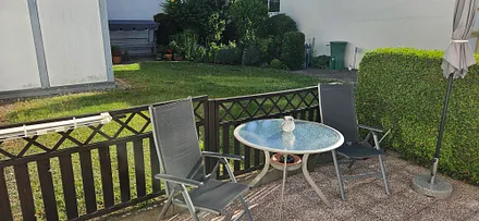 Die Terrasse mit Tisch und 2 Gartenstühlen, Grill steht zur Verfügung 