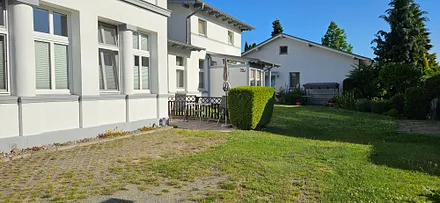 Terrasse und PKW-Stellplatz 