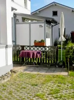Terrasse und Stellplatz 