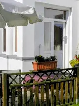 Terrasse und Eingang zur Wohnung 