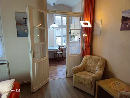 Wohn-Schlafzimmer mit Blick in die Küche