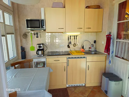 Küche-Kochzeile mit Cerankochfeld,  Kühlschrank, Mikrowelle, Kaffeemaschine, Wasserkocher sowie Toaster 