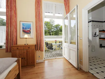 Schlafzimmer mit Zugang zum Südbalkon