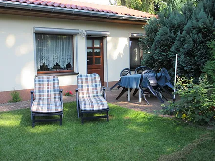 Liegewiese und Terrasse