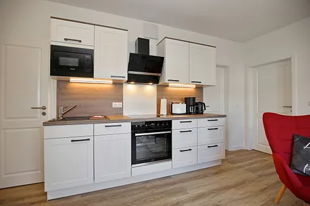 Küche mit Geschirrspüler & Backofen