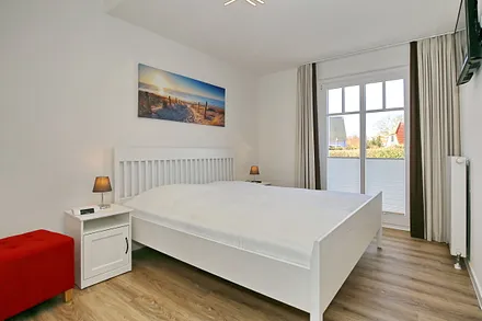 Schlafzimmer mit Zugang zum Balkon