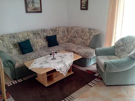 Wohnzimmer mit ausziehbarer Couch