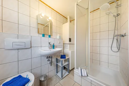 Das Bad ist ausgestattet mit Dusche ...