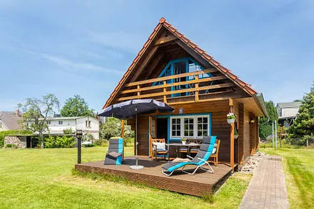 Für Kinder ist eine Schaukel vorhanden, für die Großen ein Grill, ein Parkplatz und Abstellmöglichkeiten für Fahrräder.