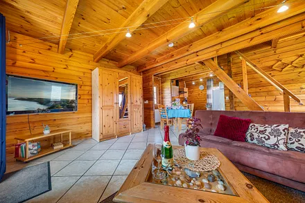 Blick Richtung Eßbereich und Küchenzeile. WLAn steht kostenfrei bereit.