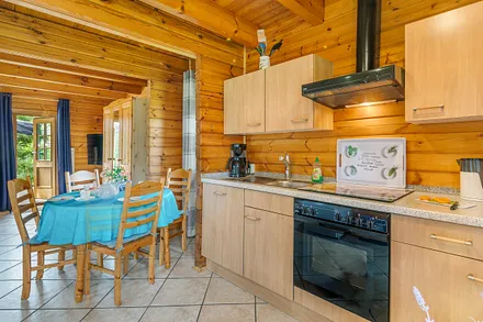 Die Küchenzeile ist komplett ausgestattet (4-Platten-Cerankochfeld, Backofen, Geschirrspüler, Mikrowelle, Kühlgefrierkombination etc.).