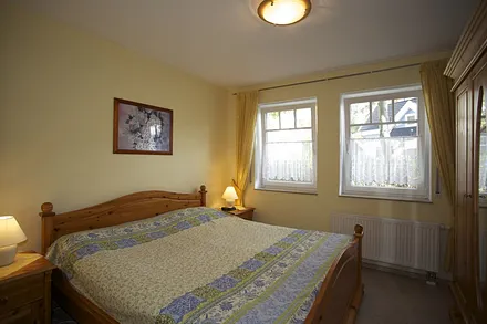 Schlafzimmer mit Doppelbett