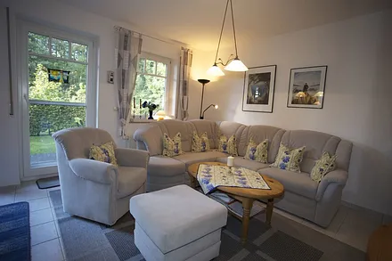 Wohnbereich mit Blick auf Terrasse