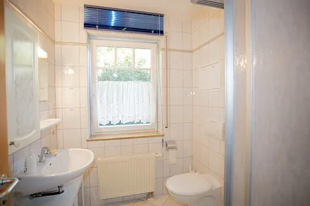 Badezimmer mit Dusche und WC