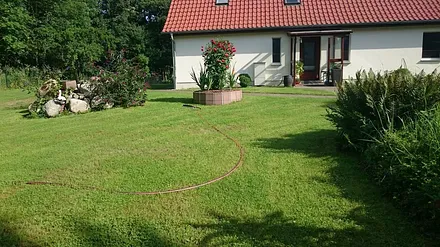 Hausansicht von der Straße ( Ferienwohnungseingang befindet sich hinten )