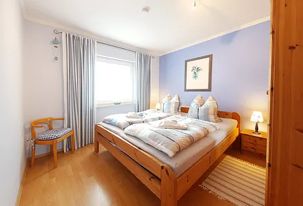 Helles Schlafzimmer, mit Rollladen und Insektengitter