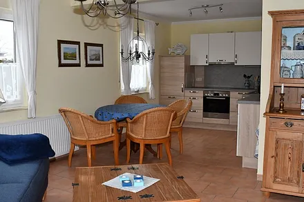 Wohnzimmer mit offener Küche