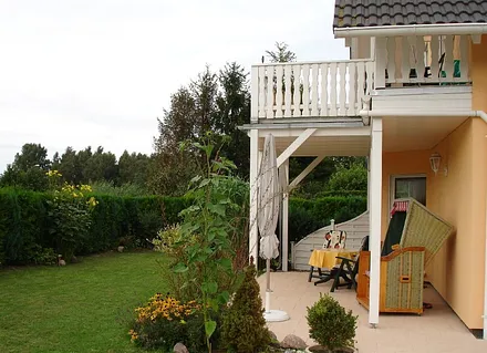 Terrasse, überdacht und mit Strandkorb