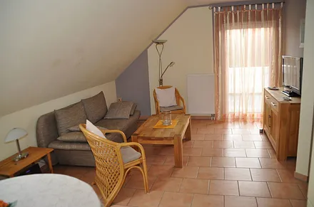 Wohnzimmer mit Tür zum Balkon