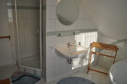 Bad mit Badewanne und Dusche