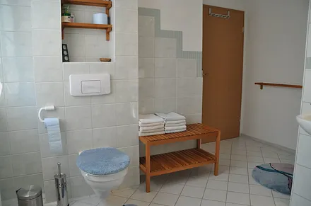 Geräumiges Badezimmer