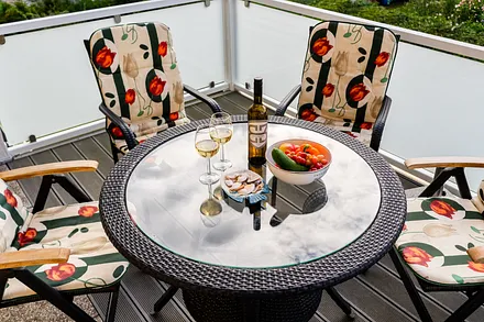 gemütliches Essen auf dem Balkon