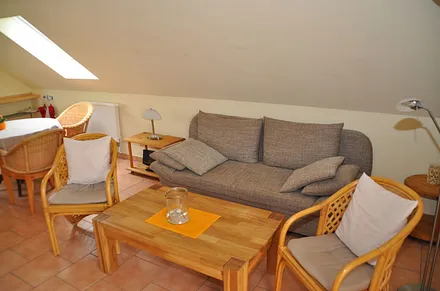 Wohnzimmer mit Ausziehcouch