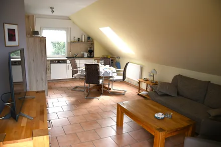 Blick vom Wohnzimmer zur Wohnküche