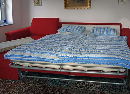 Wohnzimmer / ausgeklappte Schlafcouch (Liegefläche: 170cm x 190cm)
