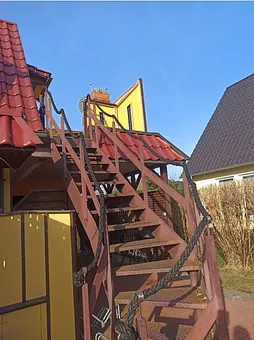 Treppe zur Dachterrasse und Wohnung