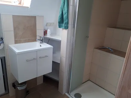 Waschbecken und Dusche