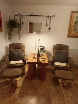Wohnbereich mit 2 bequemen Sesseln und Essbereich  
