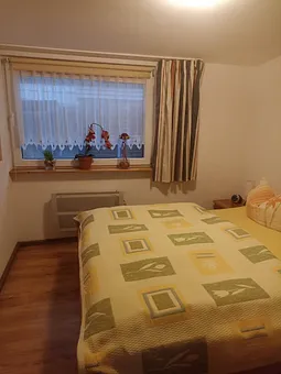 Schlafzimmer mit Doppelbett