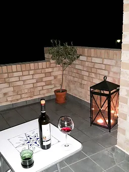 Balkon 12 m²,  halbüberdacht