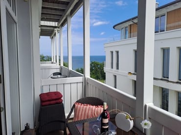Blick vom Balkon mit seitlichem Meerblick