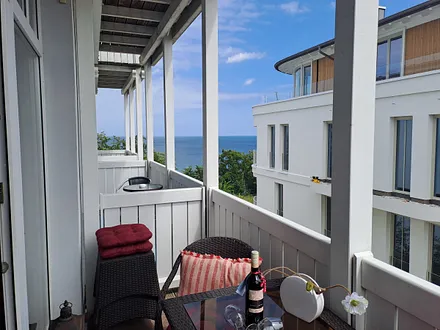 Blick vom Balkon mit seitlichem Meerblick