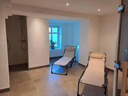 Liegen und Dusche in der Sauna