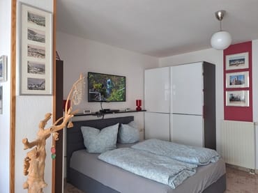 Schlafbereich mit Fernseher Appartement Seeadler 