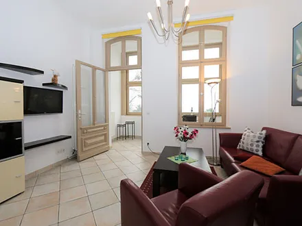 Wohnbereich mit Zugang zur Loggia mit Ostseeblick