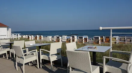 oder Sie gehen zum Bäcker gegenüber mit der schönsten Frühstücksterrasse der Welt