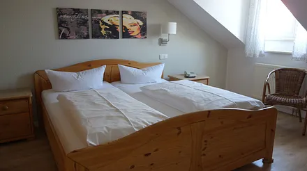 das seperate Schlafzimmer mit großem Kleiderschrank und Kommode