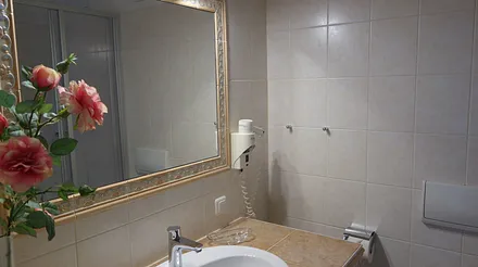 Bad mit WC und Dusche