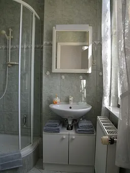 Duschbad mit WC und Fenster