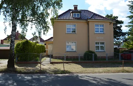 Außenansicht mit PKW-Stellplatz