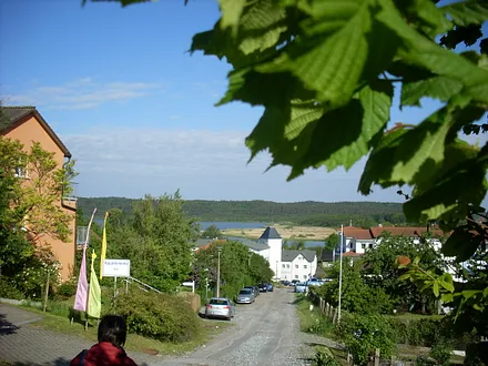 Blick von der Wohnanlage auf den Schmachter See