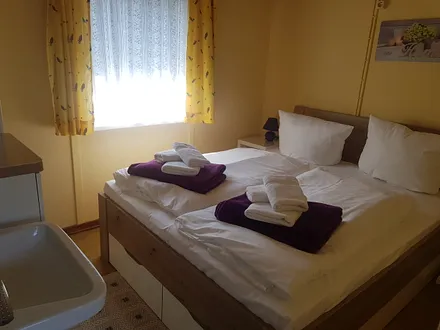 Doppelbett-Schlafzimmer