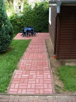 Bungalow 5 mit Terrasse und Zuwegung