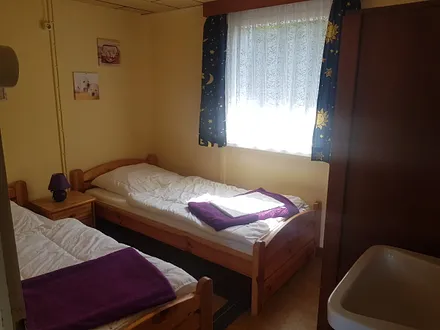 Schlafzimmer mit 2 Einzelbetten