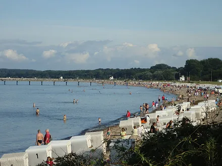 Ein 5 km langer Sandstrand, kristallklares Wasser und eine imposante Steilküste machen das Urlaubsziel einzigartig.24 bewachte Badestrände teilen sich in Textil,FKK und Hundestrände auf. 