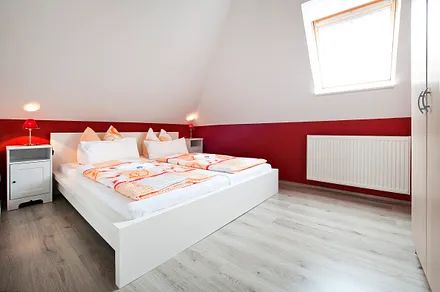 Das Schlafzimmer lädt zum Ruhen und Relaxen ein.